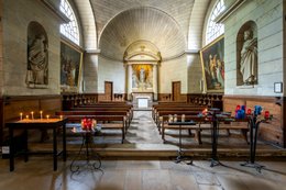 5th-arrondissement;-Candle-stand;-Church-of-Saint-Médard;-Flamboyant-Gothic;-France;-Gothic-architecture;-Historic-monument;-Kaleidos;-Kaleidos-images;-La-parole-à-limage;-Marian-chapel;-Mouffetard-district;-Paris;-Places-of-worship;-Quiet-reflection;-Religious-heritage;-Religious-paintings;-Rue-Mouffetard;-Semi-domed-vault;-Stories-Pictures;-Tarek-Charara;-Votive-candles
